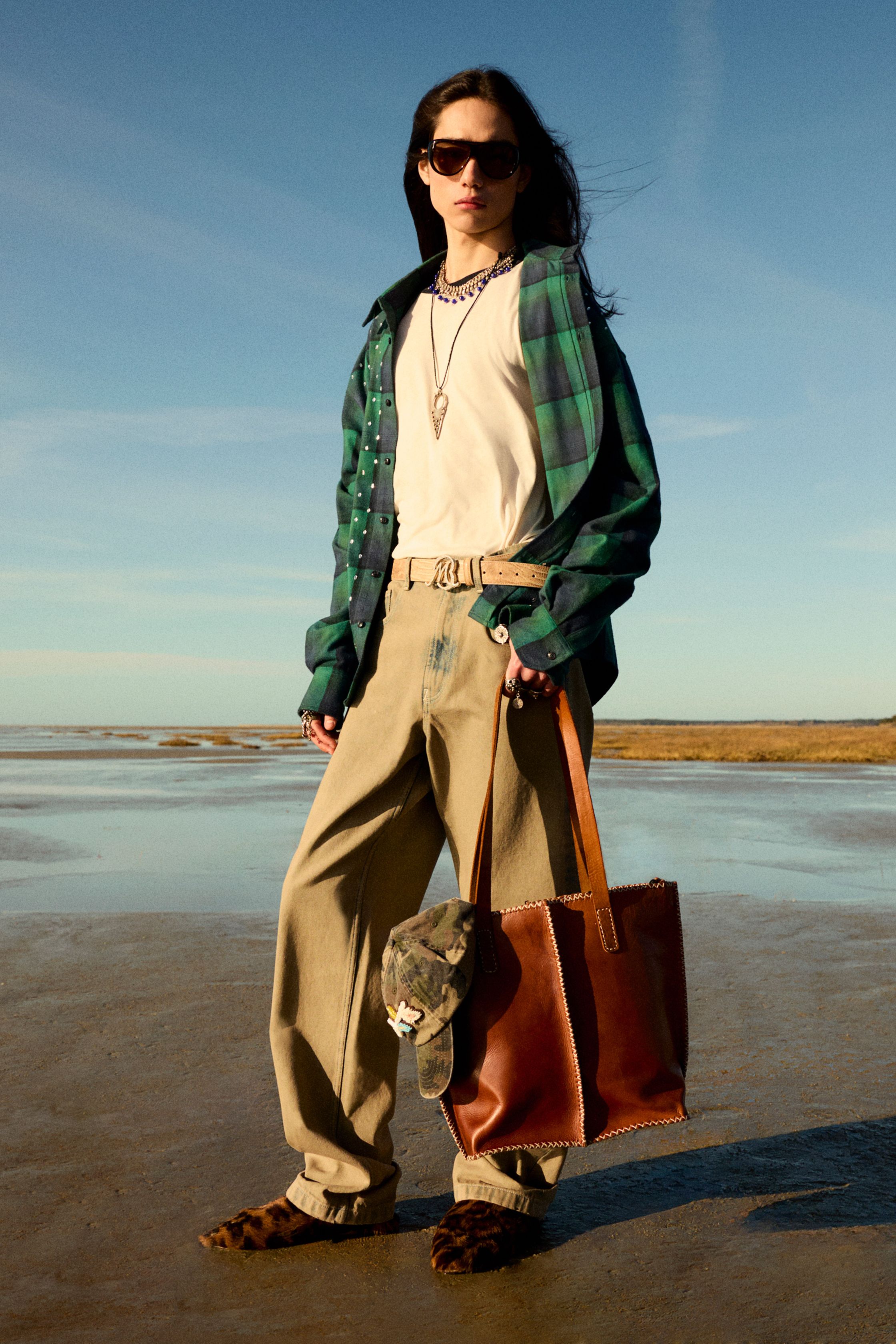 Bluemarble 2026秋冬在自然旷野与海岸线中展开，融合户外机能、民族手工与都市街头，塑造自由流动的当代男性形象。宽松廓形、工装裤、针织与民族图案共存，色彩来自大地与天空，强调“行走中的衣橱”。这是一场关于旅行、身份流动与文化交汇的表达，松弛却极具时代感-顽石频道趋势研究